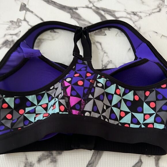 Victoria’s Secret Geometric Pattern Front Zip Sport Bra Size 32C - Picture 9 of 13